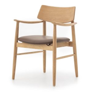 Silla con reposabrazos Varma de madera maciza y piel