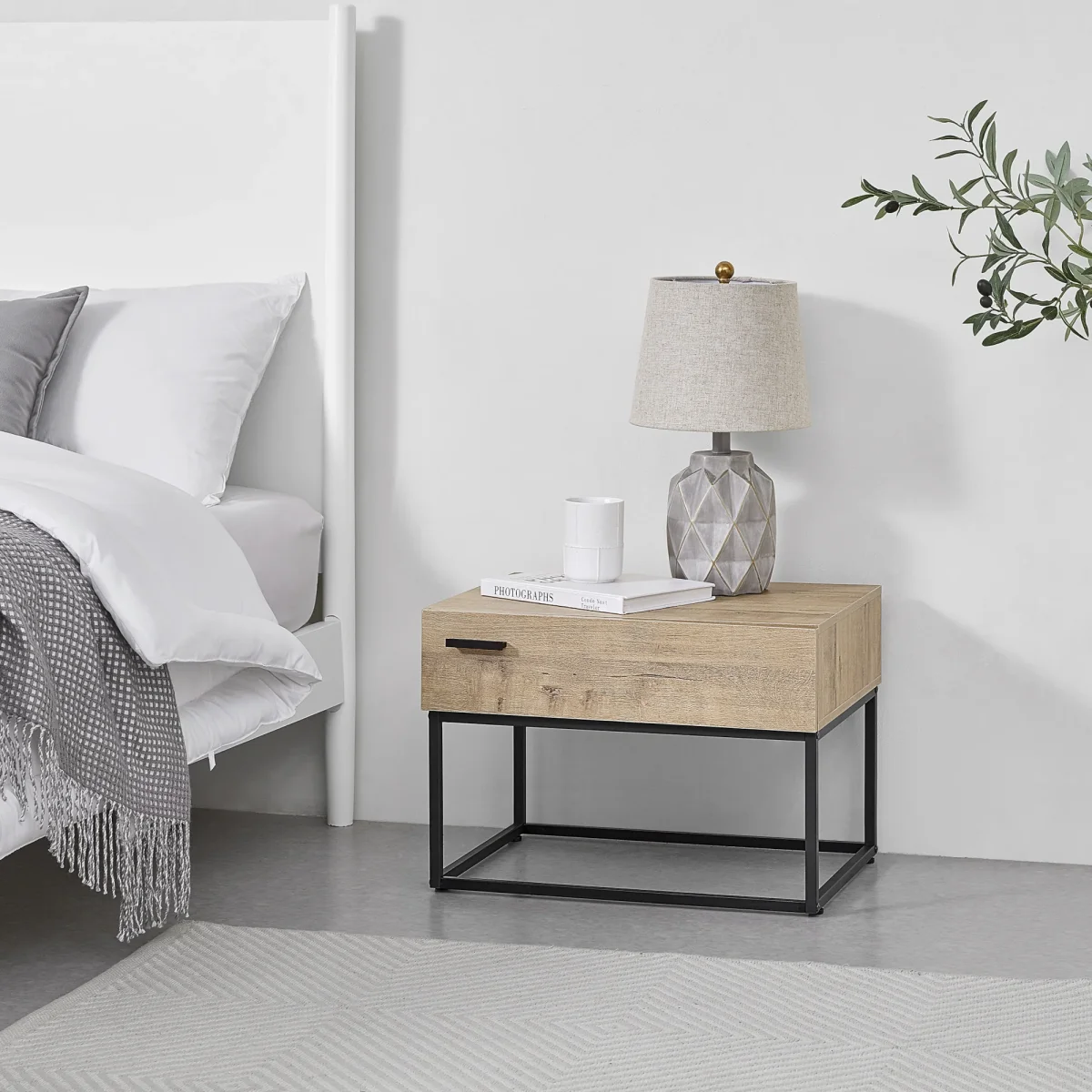 Mesa auxiliar Hylte aspecto roble [en.casa]