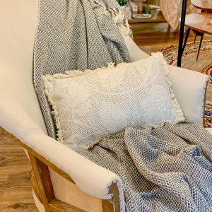 Cojín hojas entramado con flecos 30x50