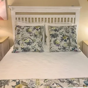 Cojín  pájaros mariposas 60 x 60