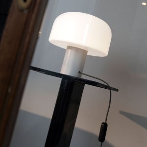 Lámpara de sobremesa Bellhop de vidrio opal de Flos