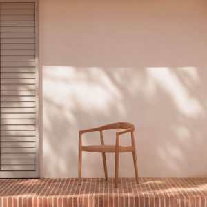 Silla Klaten con reposabrazos de teca y loom