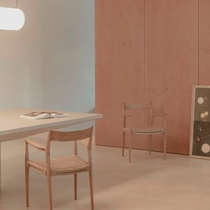 Silla con reposabrazos Manui de teca o roble y loom